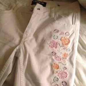White denim flower jeans